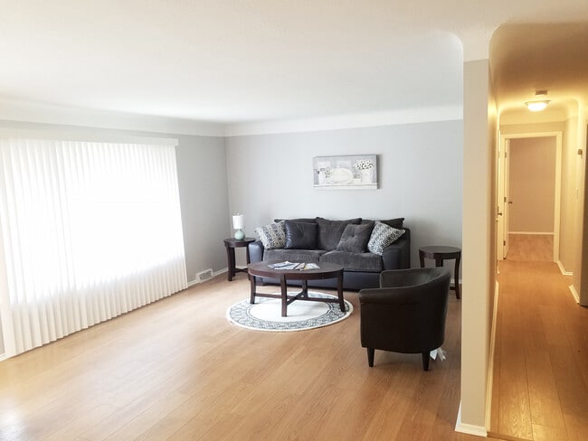 Building Photo - 3 Bed - 1.5 Bath Ranch for Rent in Richmond Heights!