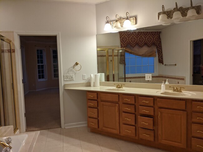 Building Photo - 2414 Manal Way