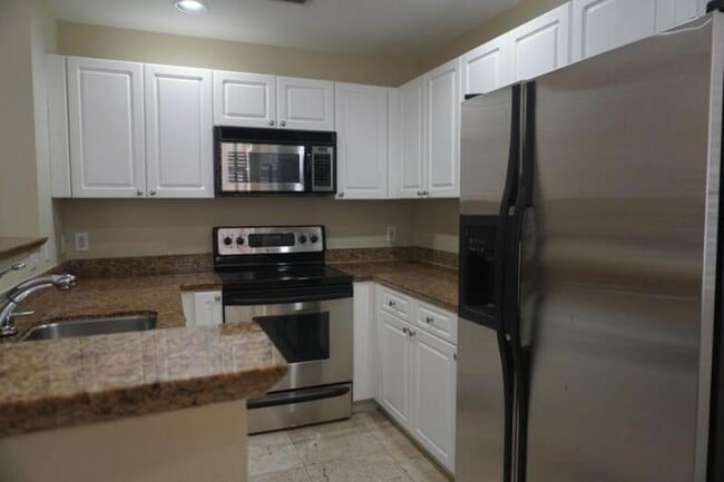 Building Photo - 612 Fern St