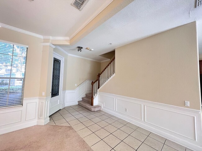Building Photo - Great townhouse -  available now!