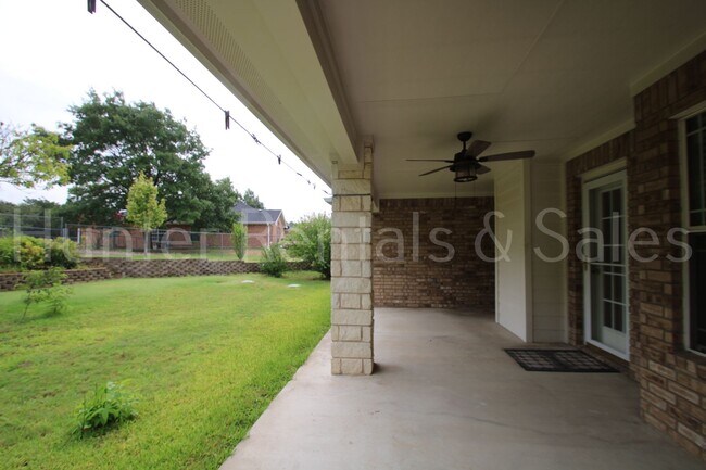 Building Photo - Charming Country Living Retreat