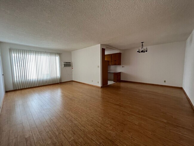 Building Photo - Excellent Location! Minutes from Beverly Hills and Hollywood