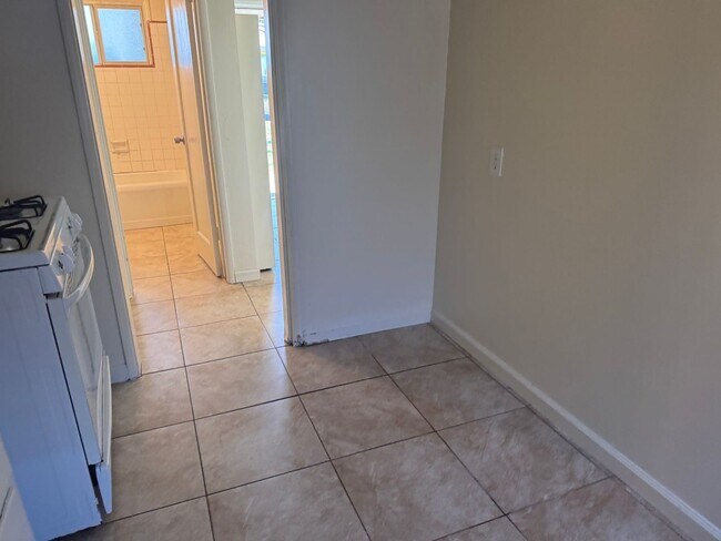 Building Photo - 232 Warren Ave