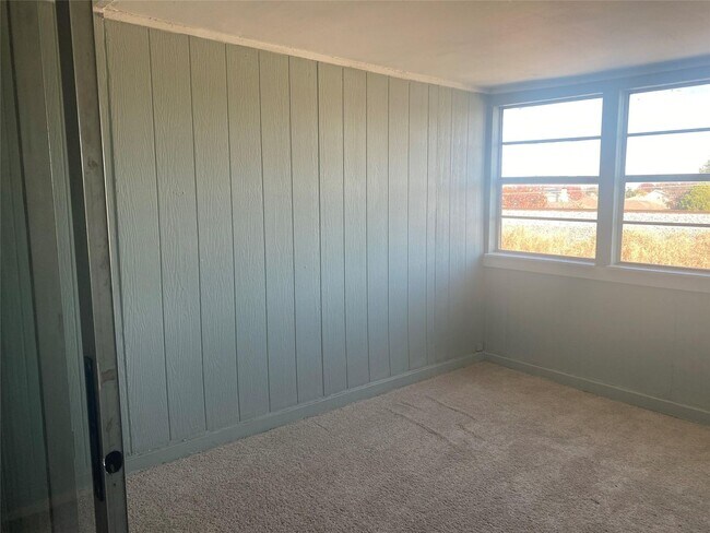 Building Photo - 501 Towne House Ln