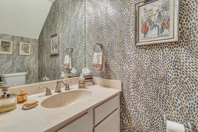 Building Photo - LUXURY 3-BEDROOM TOWNHOME IN ALAMO HEIGHTS