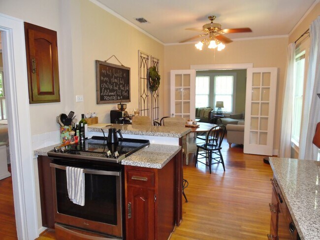 Building Photo - Bungalow in Mistletoe Heights!