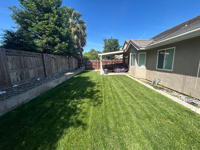 Building Photo - 2464 Oak Crest Dr