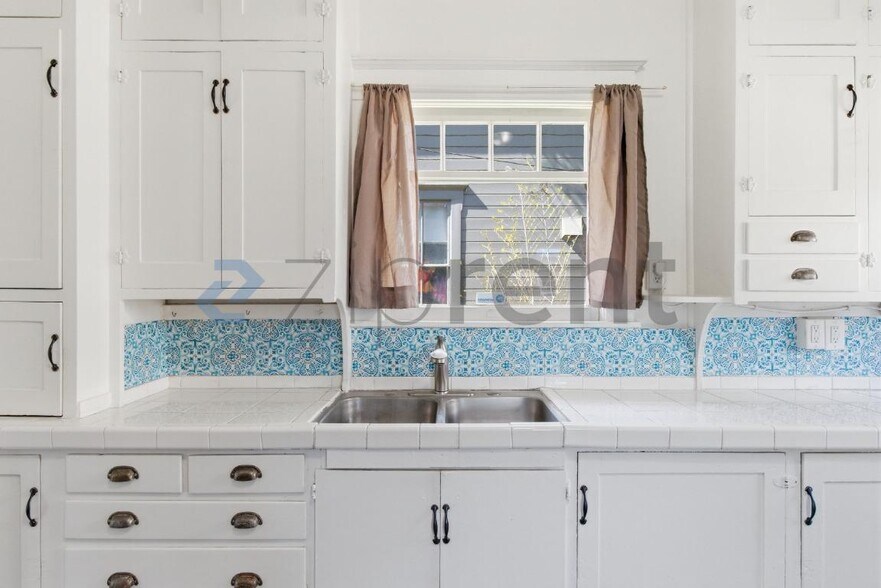 Building Photo - 423 Mill St