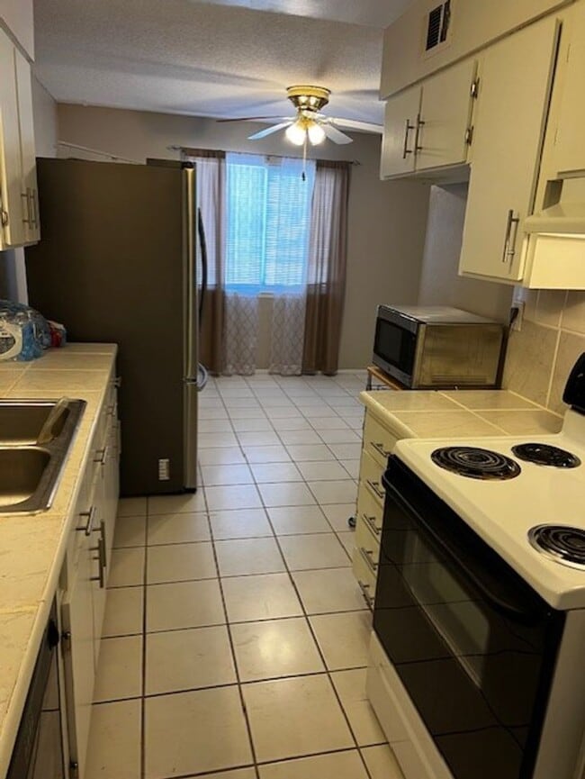 Building Photo - 3 Bedroom Comfort