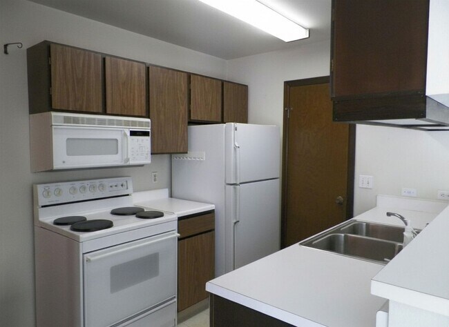 Building Photo - Well-Located 2 Bedroom Condo Available Mid June