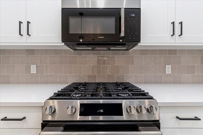 Building Photo - Brand New 3 Bed 2.5 Bath Townhouse With Many Amenities