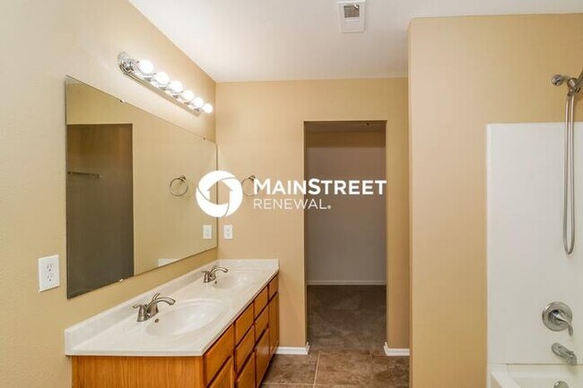 Building Photo - 4 Bedroom Pet-Friendly Home in Indianapoli...
