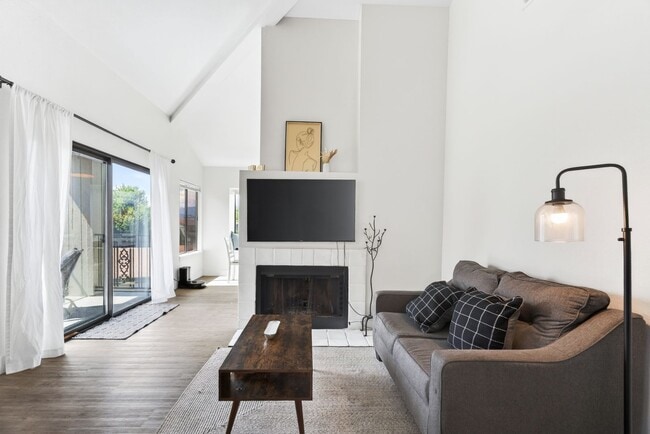 Building Photo - 2 Bedroom Condo for Rent in Redding CA | Pool, Spa, Fireplace, Balcony