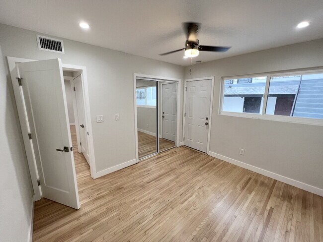 Building Photo - Modern Pet-Friendly Hawthorne Home With Ga...