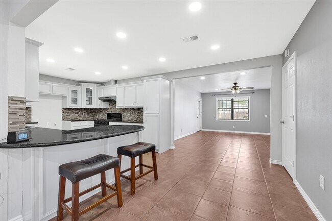 Building Photo - 710 Woodhue St