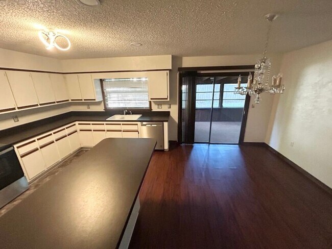 Building Photo - Spacious 3-Bedroom Home with Fenced Yard & Screened Porch in SE Ocala