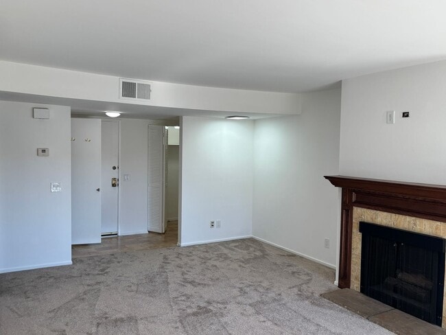 Building Photo - Gorgeous condo with Amazing Views!