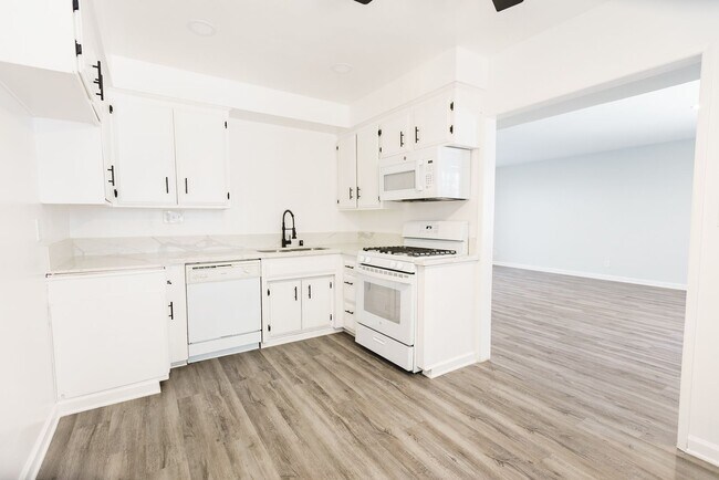 Interior Photo - 18404 Vincennes St