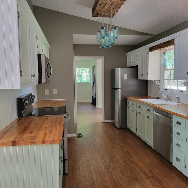 Building Photo - 110 Hilton Ln