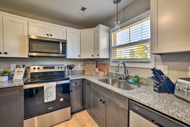 Building Photo - Pet Friendly Three Bedroom!