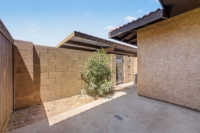 Building Photo - Fully Remodeled South Tempe 3BR Townhome w/ Private Yard, W/D & Parking