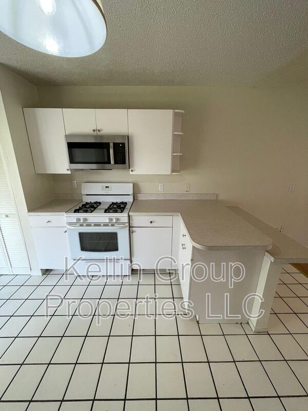 Building Photo - 161 Rebecca Dr NE