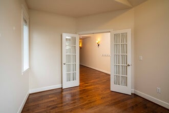 Building Photo - 3+ Bedroom 2.5 Bath with Office and Bonus Room - Indoor Play Structure - North Salmon Creek