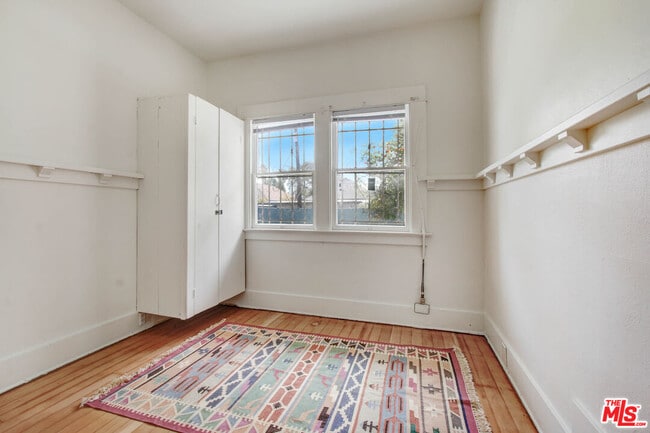 Building Photo - 1246 W 48th St