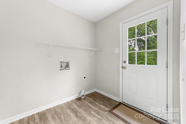 Building Photo - 616 Silversmith Ln