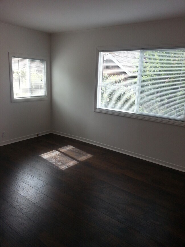 Building Photo - 8 Dell St