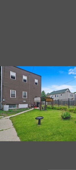 Rear Yard - 2818 W Wilcox St