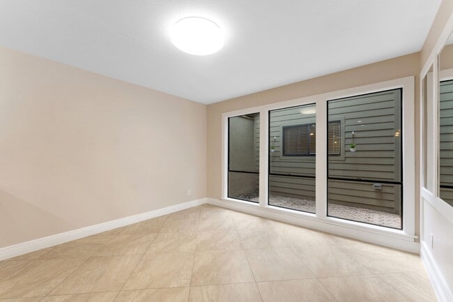 Building Photo - Stunning 3 BR/2 BA/2 Garage Single Family Home in  highly sought-after Sweetwater Oaks!