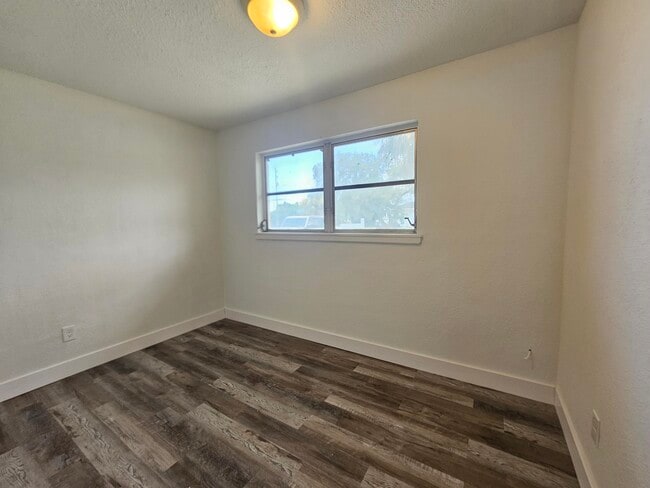Building Photo - 1040 Hickory Ln