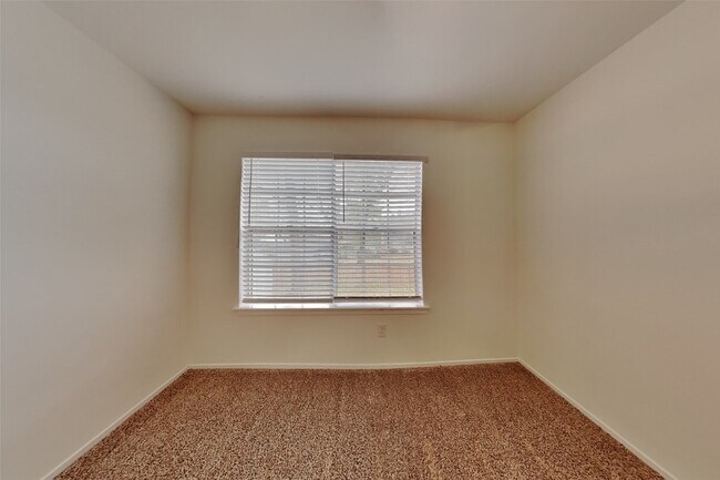 Building Photo - 2137 Parkdale Dr