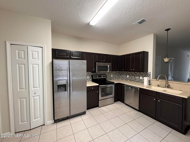 Building Photo - 485 Scrub Jay Dr