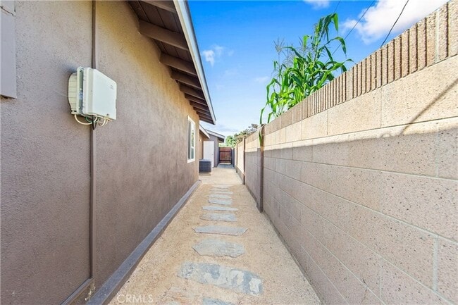 Building Photo - 5892 Meadowlark Dr