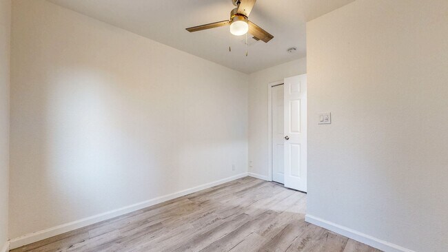 Building Photo - Bright & Clean Single Level FIVE bedroom i...