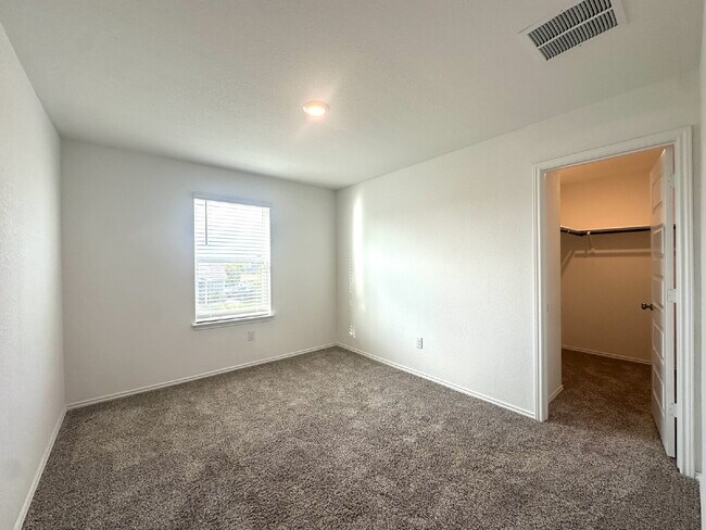 Building Photo - Spacious 4 Bed/2.5 Bath in Seguin with Easy I-10 Access
