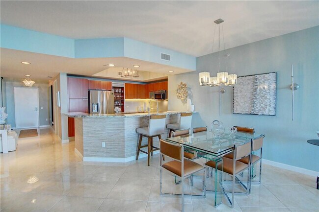 Building Photo - 2640 Lake Shore Dr