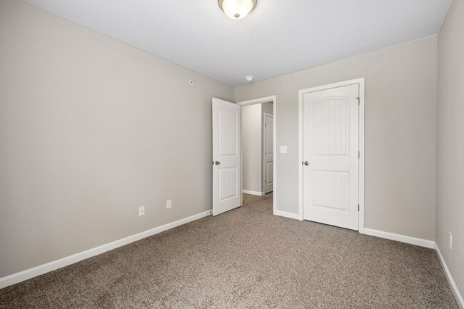 Building Photo - 1045 Enclave Ave