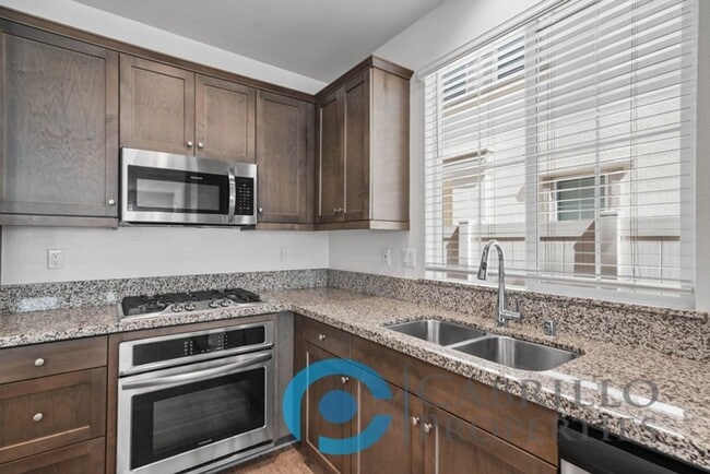 Building Photo - Spacious 3 bedroom Home w/2 car Garage in ...