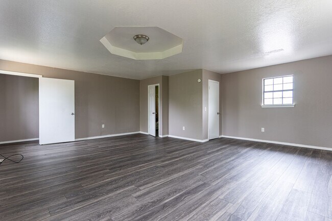 Building Photo - Charming 5 Bedroom House