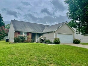 Building Photo - Must see this Adorable 3 bedroom 2 bath 2 ...