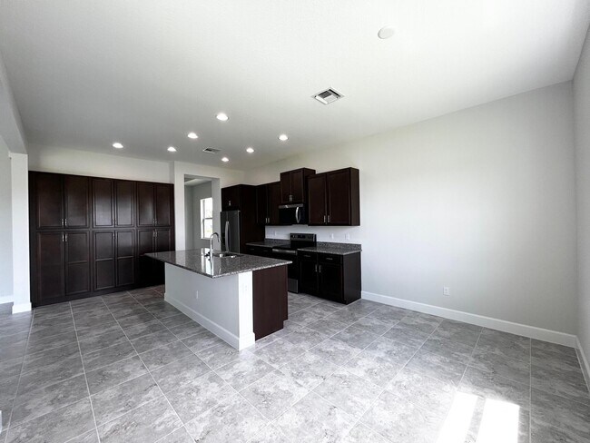 Building Photo - 15192 Wildwood Cir