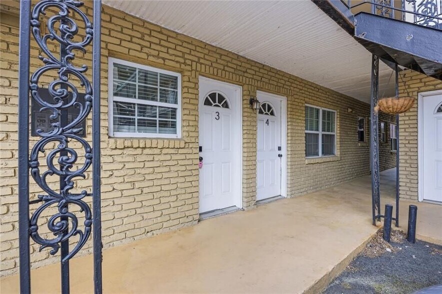 Building Photo - 21 Delmont Dr NE