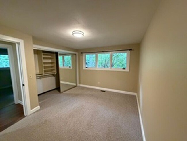Building Photo - Charming, Spacious, Updated Home in Lake Oswego!