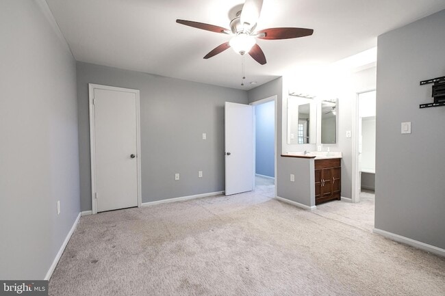 Building Photo - 3818 Vermont Ct