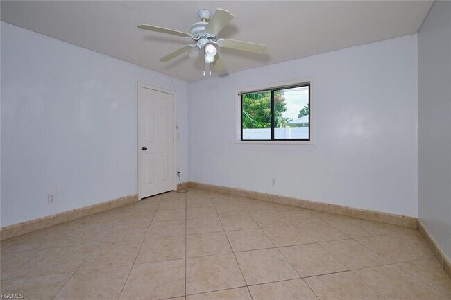 Building Photo - 2614 SE 12th Pl