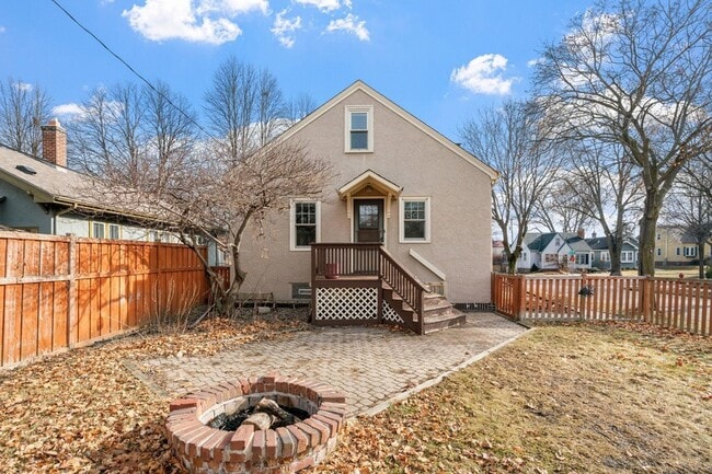 Building Photo - 2300 NE McKinley St