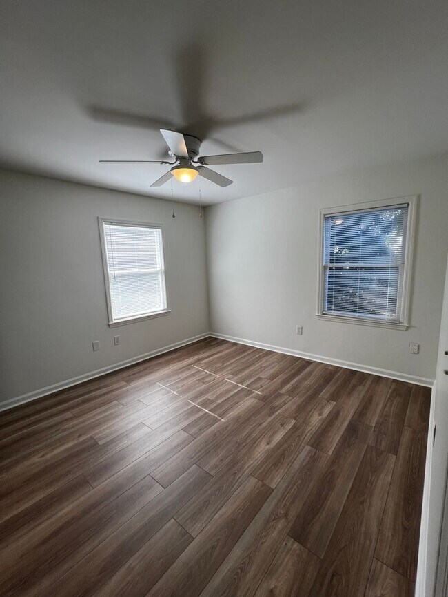 Building Photo - Charming 2-Bedroom Rental on Ladies Island